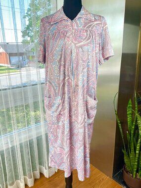 Vintage 80s housedress, pink paisley nylon robe, short sleeves, size 12 (L)